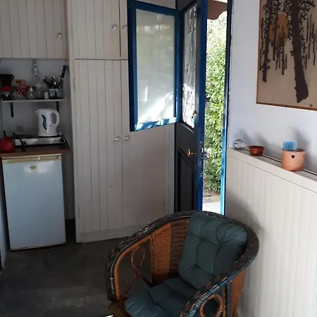 Kleines Gemütliches Mit Terrasse, Im Grünen Gelegen