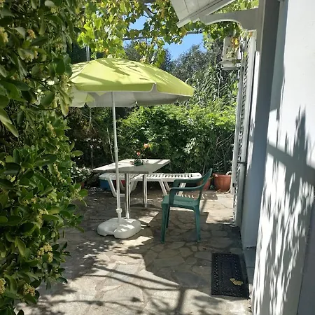 Kleines Gemütliches Mit Terrasse, Im Grünen Gelegen *